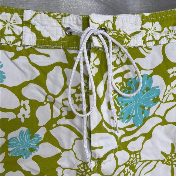 Natural Reflections Green and Blue Cargo Shorts for Summer Adventures - Picture 3 of 6